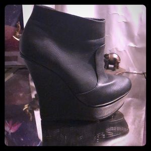 Wedge heel bootie